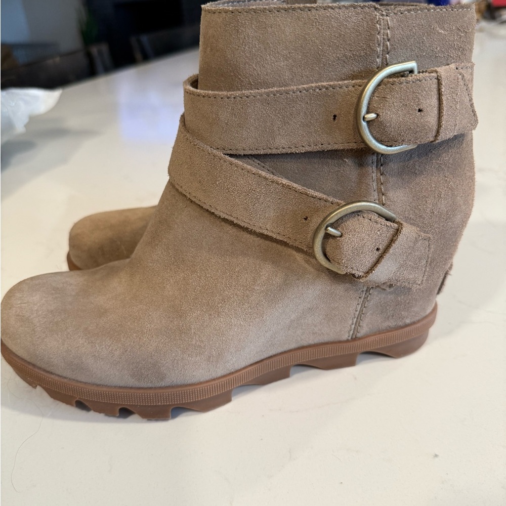 Sorel Women's Tan Suede Ankle Booties